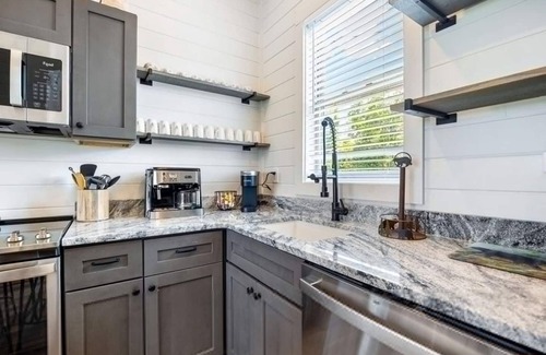 Sevierville Apartment | Luxury Cabin Lake Views EV Charger Game Room