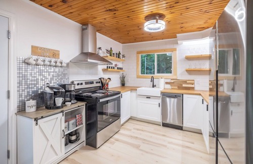 Bracebridge Cottage | Luxury Cabin, Sauna, River Cold Plunge,IGLOOS,EV,Wifi,Instapics! In Muskoka,ON
