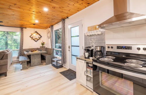 Bracebridge Cottage | Luxury Cabin, Sauna, River Cold Plunge,IGLOOS,EV,Wifi,Instapics! In Muskoka,ON