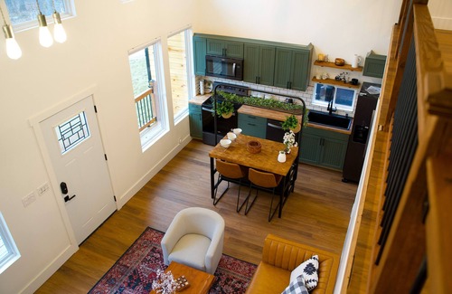 Leasburg Cabin | Luxury Cabin Sleeps 6 with Hot Tub and Outdoor Movie