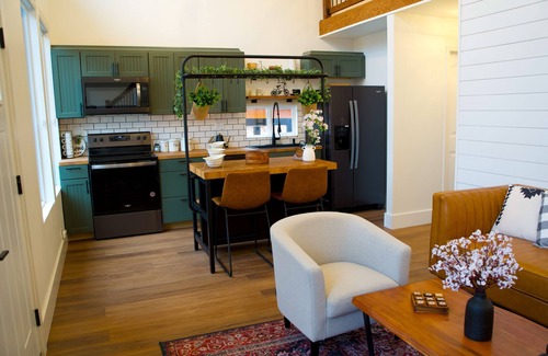 Leasburg Cabin | Luxury Cabin Sleeps 6 with Hot Tub and Outdoor Movie