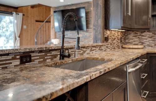 Tahoe Village Cabin | Luxury Cabin - Walk to Stagecoach Lift - Hot Tub - Mountain Views - Dogs Allowed