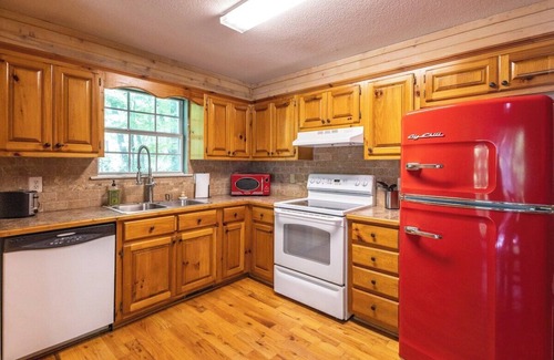 Helen House | Luxury Cabin with fire pit near Helen/Pet friendly