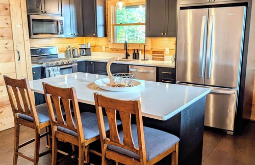 Morganton Cabin | Luxury Cabin with Hiking, Kayaks & Paddle Boards. Mountain Views near Lake James