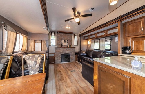 Miller Beach Apartment | Luxury Camper in Dunes | Grill + Fire Pit