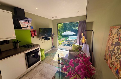 Newton Ferrers Cabin | Luxury Camping Pod with Private Hot Tub & Garden in Devon