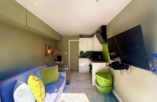 Newton Ferrers Cabin | Luxury Camping Pod with Private Hot Tub & Garden in Devon