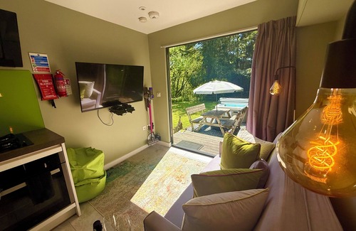 Newton Ferrers Cabin | Luxury Camping Pod with Private Hot Tub & Garden in Devon