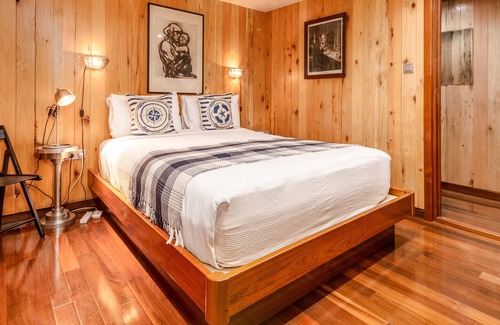Isle of Dogs Boat Rental | Luxury Canary Wharf House Boat Room 5