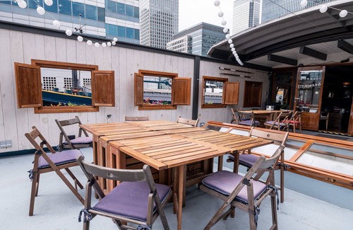 Isle of Dogs Boat Rental | Luxury Canary Wharf House Boat Room 5