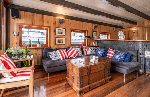Canary Wharf Boat Rental | Luxury Canary Wharf House Boat Room 1