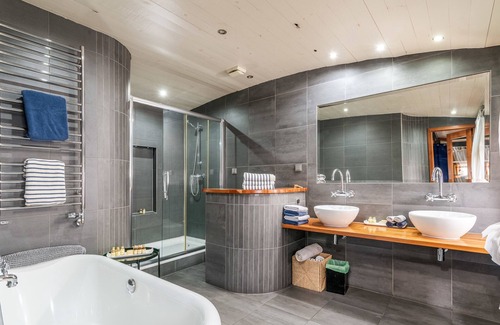 Canary Wharf Boat Rental | Luxury Canary Wharf House Boat Room 1