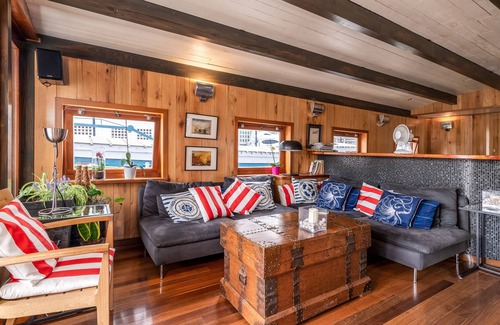 Canary Wharf Boat Rental | Luxury Canary Wharf House Boat