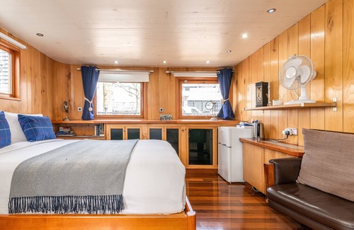 Canary Wharf Boat Rental | Luxury Canary Wharf House Boat