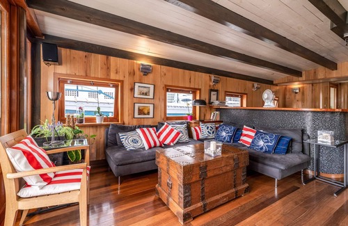 Canary Wharf Boat Rental | Luxury Canary Wharf House Boat
