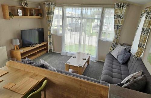 Tattershall House | Luxury Caravan 3 Bedroom With Hot-tub Max 6 Guests Per Stay