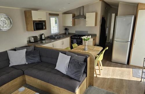 Tattershall House | Luxury Caravan 3 Bedroom With Hot-tub Max 6 Guests Per Stay