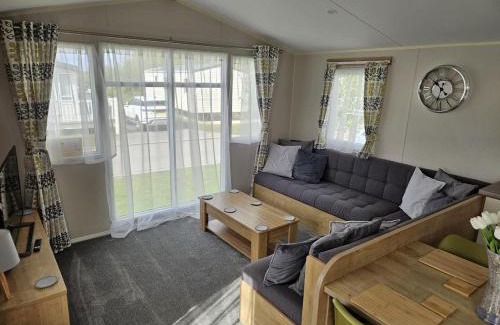 Tattershall House | Luxury Caravan 3 Bedroom With Hot-tub Max 6 Guests Per Stay