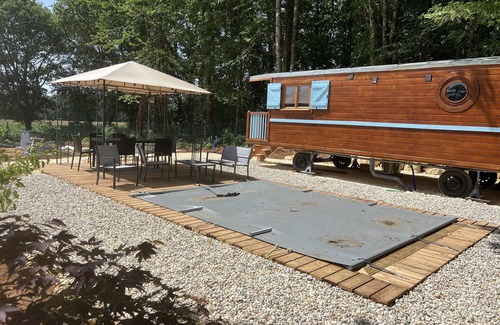 Journiac Cabin | Luxury caravan for six people - private swimming pool!