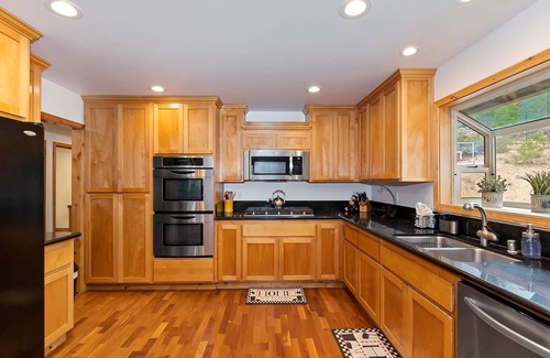 Castle Glen Estates Cabin | Luxury Castle Glen Home! PET FRIENDLY 🐾! Central A/C! Mountain Views! Theater Room! Fully Fenced Back Yard! 2 Game Rooms! Spa!