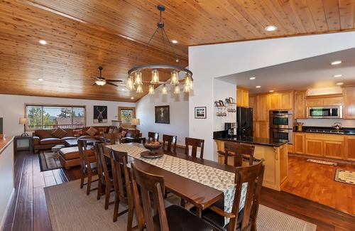 Castle Glen Estates Cabin | Luxury Castle Glen Home! PET FRIENDLY 🐾! Central A/C! Mountain Views! Theater Room! Fully Fenced Back Yard! 2 Game Rooms! Spa!