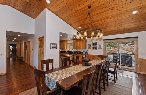 Castle Glen Estates Cabin | Luxury Castle Glen Home! PET FRIENDLY 🐾! Central A/C! Mountain Views! Theater Room! Fully Fenced Back Yard! 2 Game Rooms! Spa!
