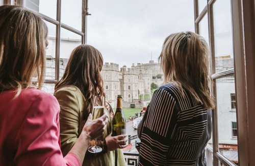 Windsor City Centre Apartment | Luxury, Castle View Apartment! Free Spa , Windsor Town Centre
