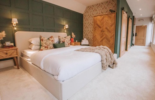Windsor City Centre Apartment | Luxury, Castle View Apartment! Free Spa , Windsor Town Centre