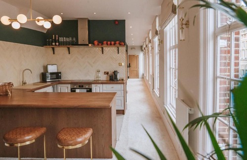 Windsor City Centre Apartment | Luxury, Castle View Apartment! Free Spa , Windsor Town Centre