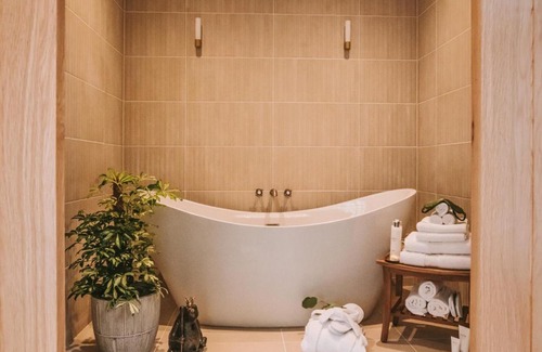 Windsor City Centre Apartment | Luxury, Castle View Apartment! Free Spa , Windsor Town Centre