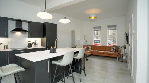 Queens Quarter House | Luxury Central 4 BDR house by Belfast City Breaks