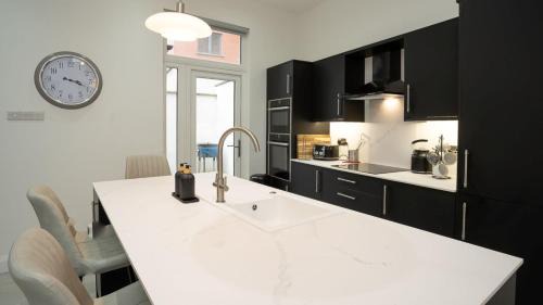 Queens Quarter House | Luxury Central 4 BDR house by Belfast City Breaks