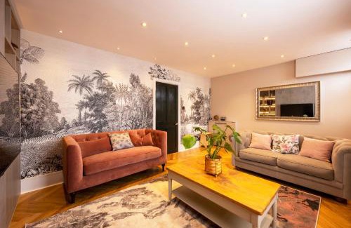 Canterbury House | Luxury Central Home - Parking & EV point, Superking bed