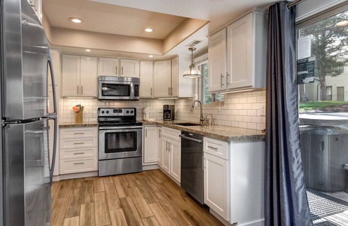 South Snyderville Basin Condo | Luxury, Central Location, Private Deck & Hot Tub! Near Canyons Village