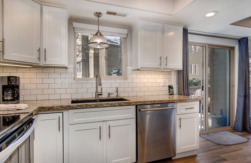 South Snyderville Basin Condo | Luxury, Central Location, Private Deck & Hot Tub! Near Canyons Village