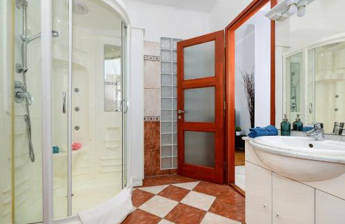 Jozsefvaros Apartment | Luxury Central Residence R162