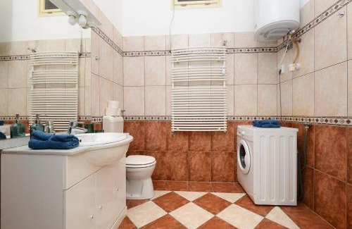Jozsefvaros Apartment | Luxury Central Residence R162