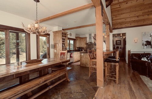 Big Sky House | Luxury Chalet- Amazing mountain views- nSki-in Ski-out access - Private hot tub