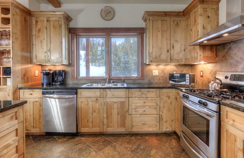 Big Sky House | Luxury Chalet- Amazing mountain views- nSki-in Ski-out access - Private hot tub