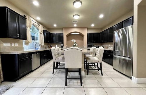 Enterprise House | Luxury, Cheerful & Spacious 5 Bedroom Home! Free P