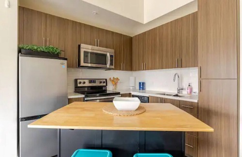 Cherry Creek Apartment | Luxury Cherry Creek North Living with Pool Spa Gym Parking, Free Parking