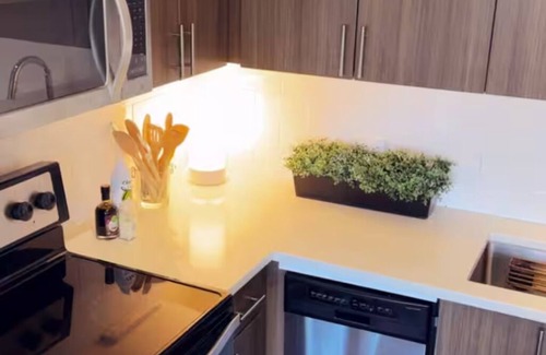 Cherry Creek Apartment | Luxury Cherry Creek North Living with Pool Spa Gym Parking, Free Parking
