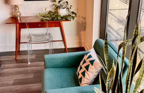 Cherry Creek Apartment | Luxury Cherry Creek North Living with Pool Spa Gym Parking, Free Parking