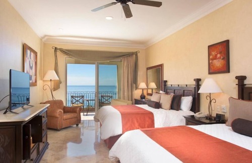 Flamingos Resort | Luxury Christmas room by the beach for you! Kitchenette, All resort amenities!