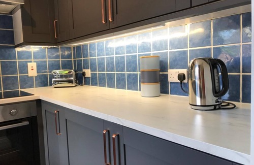 Belfast House | Luxury city 3 bedroom mews with free early check in close to Kingsbridge hosp.