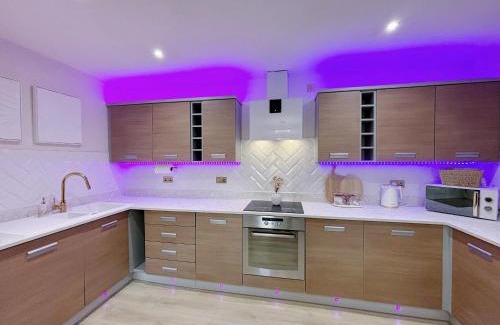 Leeds Apartment | Luxury City Apartment with Jacuzzi & Free Parking