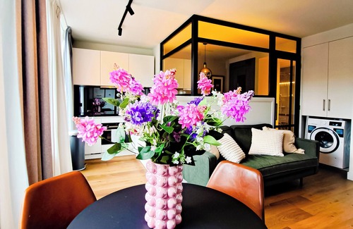 Amsterdam West Apartment | Luxury City Center Gem w/AC | Walk To All Must-Sees