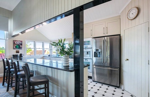 Wellers Hill House | Luxury City Escape - City Views+Pool+Spa+Tennis