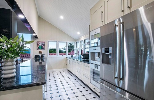 Wellers Hill House | Luxury City Escape - City Views+Pool+Spa+Tennis