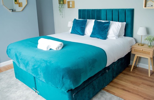 Ealing Common House | Luxury Cityscape London - Free Parking!